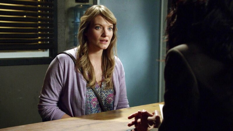 Kann die Schwester (Kristin Slaysman) der ermordeten „Bonnie“ mit ihren Informationen dem Ermittlerteam weiterhelfen? – Bild: SUPER RTL