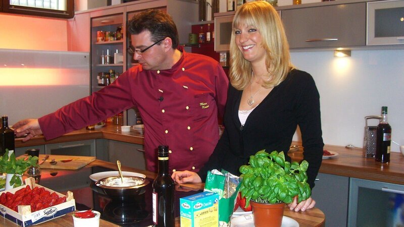 Um wieder Pepp in ihre Partnerschaft zu bringen, besucht Nadine einen ganz besonderen Kurs bei Koch Marco. Er zeigt ihr, wie sie aus aphrodisierenden Lebensmitteln ein erotisches Menü zubereiten kann … – Bild: RTL II – Recht zum Abdruck/​Darstellung zeitlich/​sachlich beschränkt auf die Bewerbung der Sendung