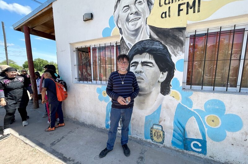 Priester Paco Olveira lebt seit Jahrzehnten in den Armenvierteln von Buenos Aires und betreibt im Auftrag christlicher Vereine Suppenküchen und Kindergärten, um den Ärmsten Hilfe zur Selbsthilfe zu geben. – Bild: SWR/​Matthias Ebert