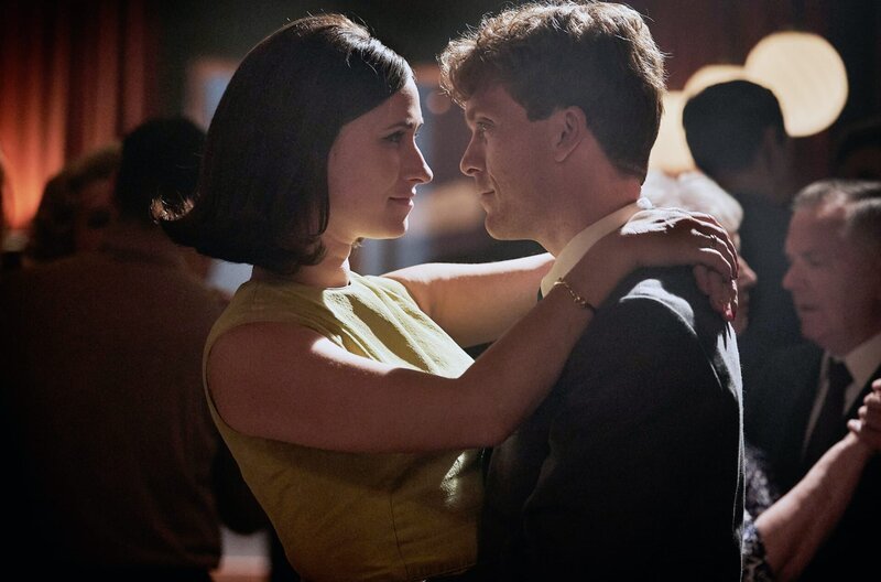 Im Restaurant tanzt Axel (Morten Hee Andersen) mit seiner Frau Tove (Rosalinde Mynster). – Bild: Tine Harden