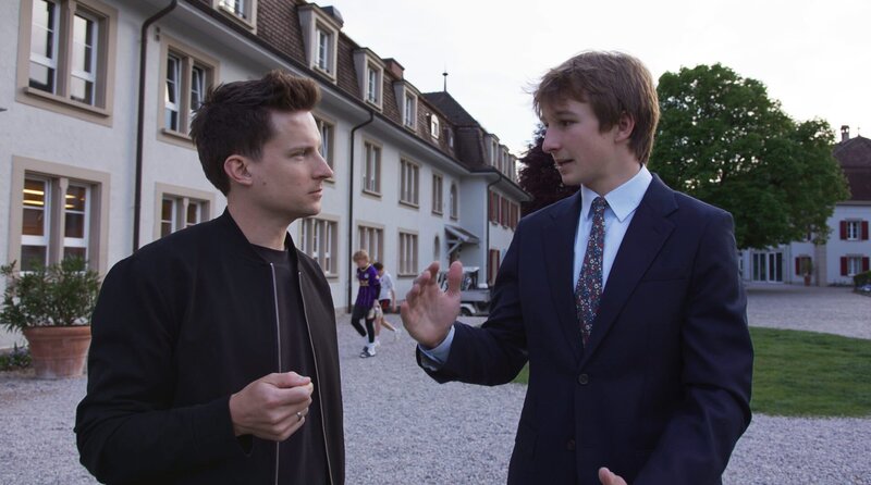 Y-Kollektiv Reporter Tim Schreder im Gespräch mit Schüler Andras auf dem Campus der teuersten Schule der Welt, Le Rosey, in Rolle in der Schweiz. – Bild: WDR/​erzaehlfabrik /​ WDR Kommunikation/​Redaktion Bild