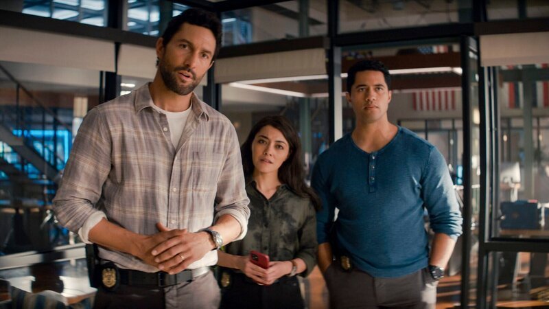 (v.l.n.r.) Jesse Boone (Noah Mills); Lucy Tara (Yasmine Al-Bustami); Kai Holman (Alex Tarrant) – Bild: CH Media/​©2023 CBS Broadcasting Inc. All Rights Reserved.