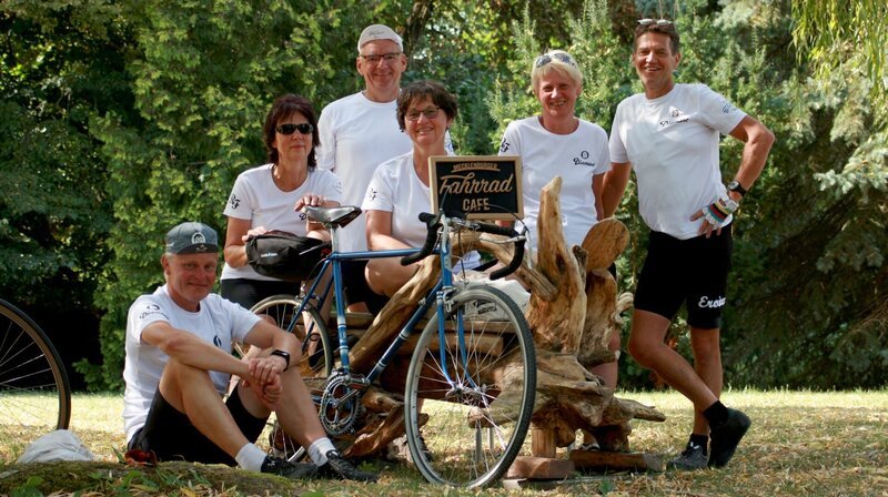 Sie nennen sich die "Recknitzer Falken" und sind schon mal 200 bis 300 Kilometer am Tag unterwegs. Nicht auf E-Bikes, sondern auf historischen Rädern der Marke "Diamant". (Weitere Bilder auf Anfrage) – Bild: NDR/AP Populärfilm Sie nennen sich die "Recknitzer Falken" und sind schon mal 200 bis 300 Kilometer am Tag unterwegs. Nicht auf E-Bikes, sondern auf historischen Rädern der Marke "Diamant". (Weitere Bilder auf Anfrage) – Bild: NDR/AP Populärfilm