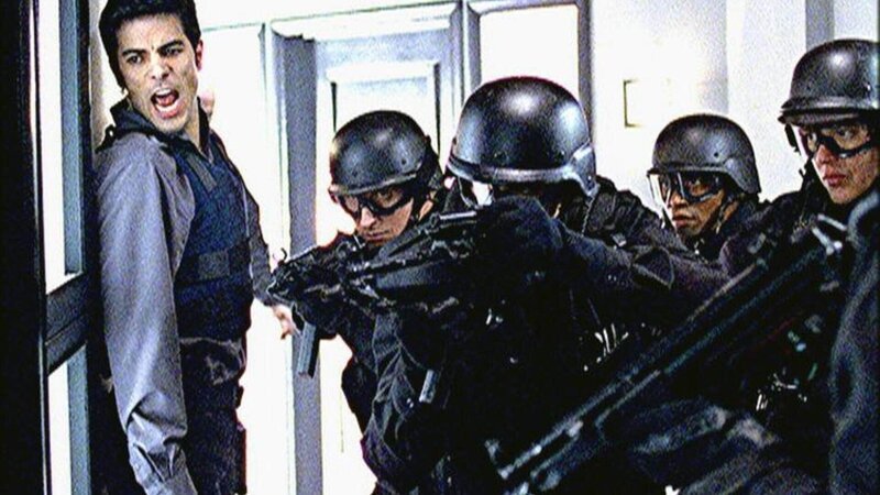 Der junge, ehrgeizige Detective Cruz (Jsu Garcia, l.) und sein Sicherheitsteam stürmen die Wohnung eines mehrfachen Frauenmörders. – Bild: TVNOW /​ NBC Universal