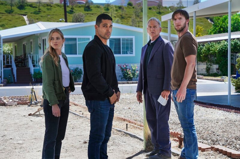 (v.l.n.r.) Ellie Bishop (Emily Wickersham); Nick Torres (Wilmer Valderrama); Leroy Jethro Gibbs (Mark Harmon); Peter Buck (Cliff Chamberlain) – Bild: MMXVI by CBS Studios Inc.
