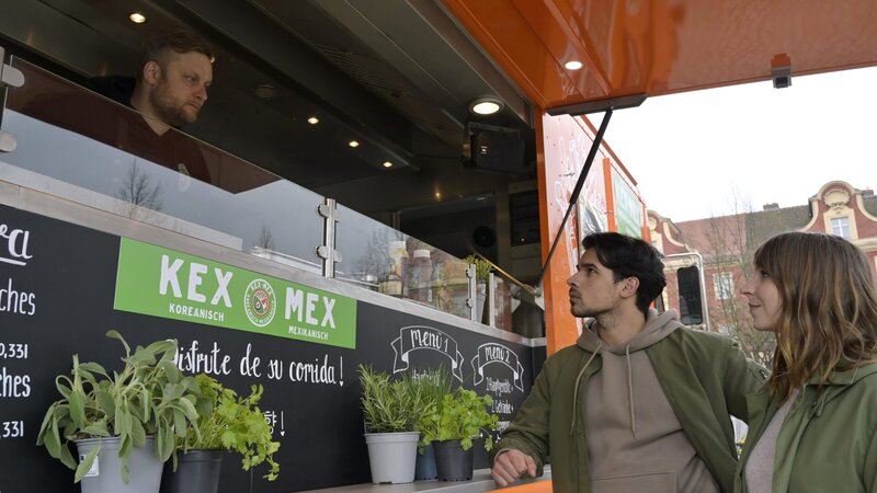 Falk Liepelt (Anton Fatoni Schneider, l.) und Vanessa waren ineinander verliebt. Aber er hat nichts mit ihrem Verschwinden zu tun! Die Kommissar*Innen Luna Kunath (Caroline Erikson, r.) und Samir Amari (Skandar Amini, M.) sind sich noch nicht sicher, ob sie Falk glauben können. – Bild: ZDF