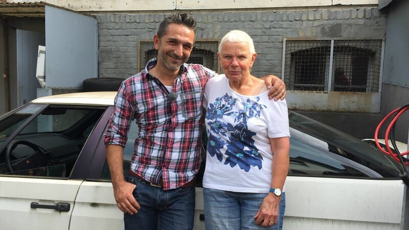 Trödelprofi Mauro Corradino mit Karin vor der Autowerkstatt. – Bild: RTL II