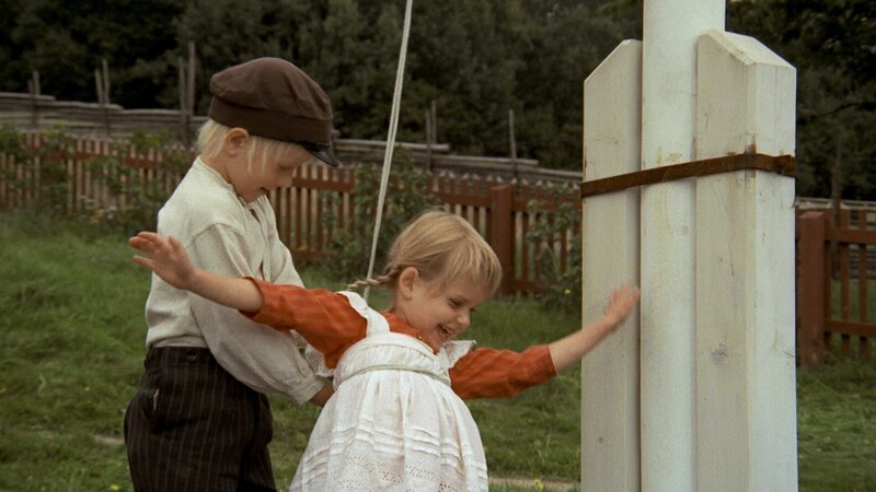 Michel (Jan Ohlsson) will Klein-Ida (Lena Wisborg) an der Fahnenstange bis ganz nach oben ziehen. Sie möchte  Mariannelund von ganz oben sehen. – Bild: ZDF