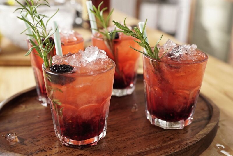 Getränke zubereitet von Michel Roux – Bild: RTL /​ 2022 Warner Bros. Discovery Inc.