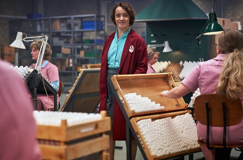 Nachdem Birthe (Maria Rossing, Mi.) gekündigt hat, kehrt sie zurück, um Axel bei der Produktion von 10.000 „Carmen Curlers“ zu helfen. – Bild: Tine Harden