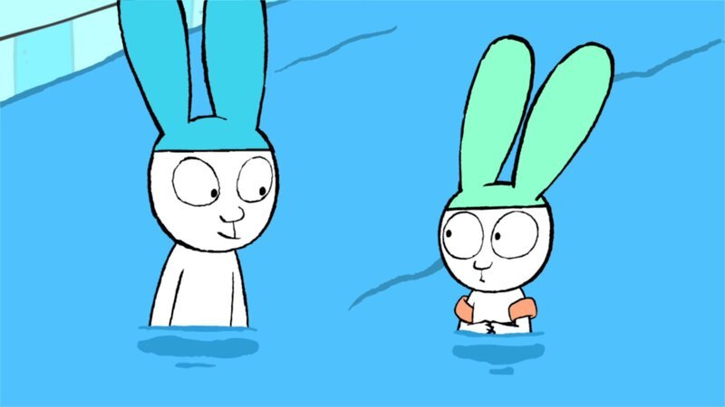 Franz (r.) hat zu viel Angst, auf die große Rutsche zu gehen. Auch Simon (l.) ist sie nicht geheuer und spielt lieber vorerst mit Franz im Kinderbecken. – Bild: ZDF