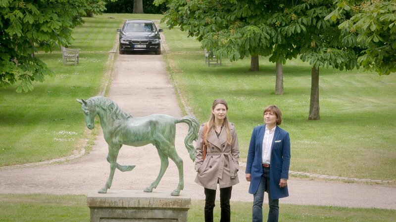 Laut Tabita ist Harald vom Endt wohlhabend und in Besitz einer großen Villa. Vor seinem Tod hat Harald die Nacht mit Tabita in der Villa verbracht (Amrei Haardt, Claudia Schmutzler). – Bild: ZDF