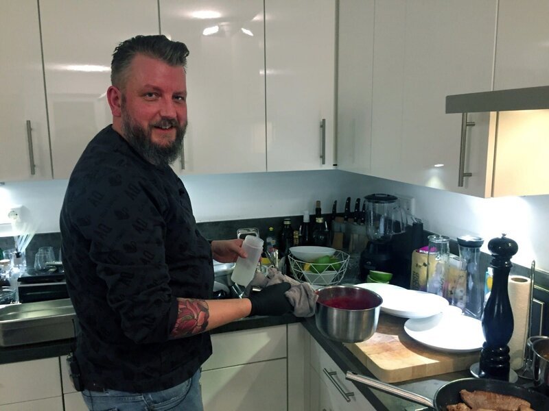 Gastgeber Reiko – Bild: MG RTL D /​ ITV Studios