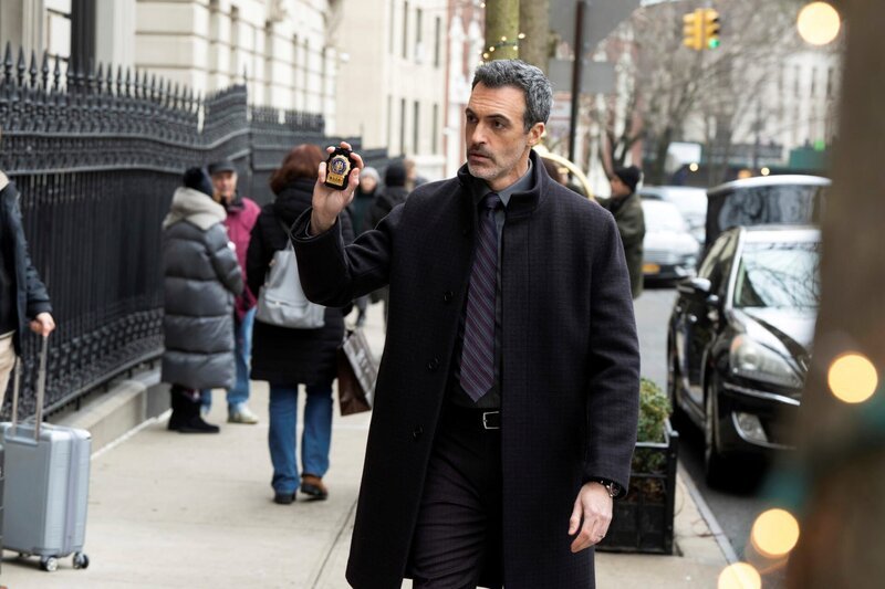 LAW & ORDER -- „Family Ties“ Episode 23009 -- Pictured: Reid Scott as Det. Vincent Riley -- (Photo by:Virginia Sherwood/​NBC) – Bild: NBC /​ UNIVERSAL /​ Die Verwendung ist nur bei redaktioneller Berichterstattung im Rahmen einer Programmankündigung ab 2 Monate vor der ersten Auss /​ © 2024 Universal Television LLC. ALL RIGHTS RESERVED.