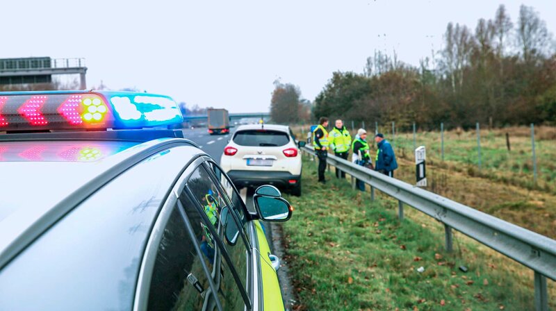 Ein liegengebliebener PKW direkt auf der Autobahnzufahrt zur A7 birgt immer eine besonders große Gefahr. Die Beamten der Autobahnpolizei Neumünster sichern die Gefahrenstelle ab. – Bild: NDR