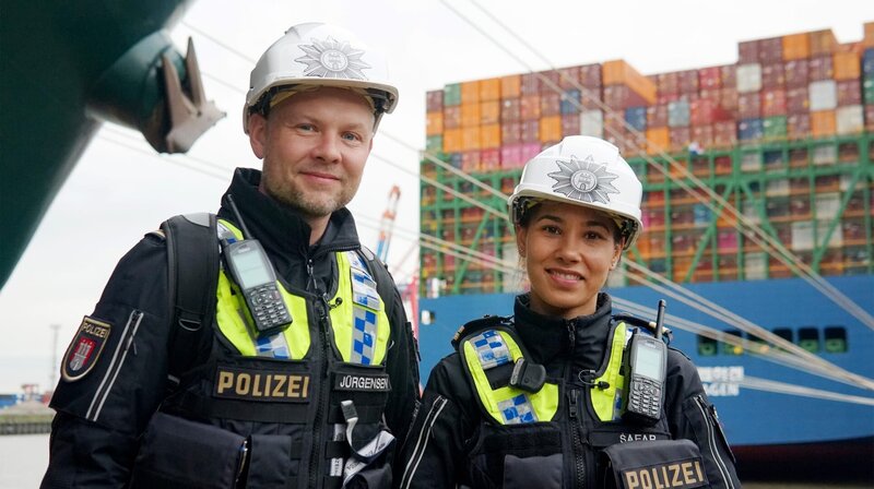 Einsatz auf der Elbe: Christian Jürgensen und Lara Šafar vom WSPK1 in Hamburg. – Bild: Timo Gramer