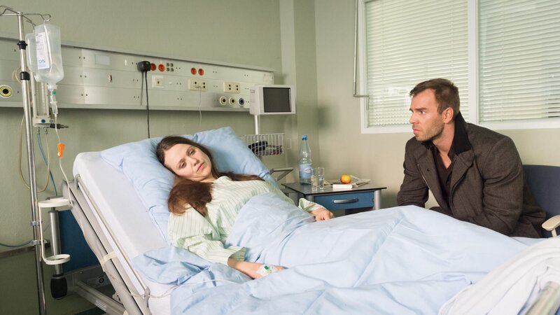 Lars Pöhlmann (Dominic Boeer, r.) befragt Sabine Feiner (Larissa Fuchs, l.), die sich beim Versuch, ihren Lebensgefährten aus dem Brunnenschacht zu retten, eine Kohlenmonoxid-Vergiftung zugezogen hat. Wie ist das Gas in den Brunnen gekommen, und war Philips Tod nur ein Unfall? – Bild: ZDF/​ZDF/​Meyerbroeker