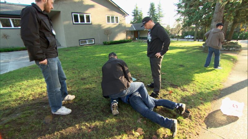 An der kanadischen Grenze haben die Beamten alle Hände voll zu tun – die Grenzbeamten haben jedoch erprobte Spürnasen und wissen genau, welcher der täglich fast 20.000 Reisenden sich verdächtig macht … – Bild: 3+