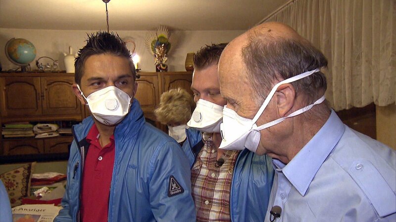 Im ganzen Haus von Bruno (re.) herscht große Feuchtigkeit und starker Schimmel- und Pilzbefall. Daher schützen sich Mauro (li.), Otto, Irmagard und Bruno mit einer Atemschutzmaske.. – Bild: RTL Zwei