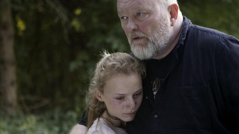 Cry Wolf Staffel 1 Folge 2 Der Sozialarbeiter nimmt den Hilferuf der 14-Jährigen ernst: Flora Ofelia Hofmann Lindahl als Holly, Bjarne Henriksen als Lars Madsen – Bild: SRF/​DR/​Arte/​Michella Bredahl