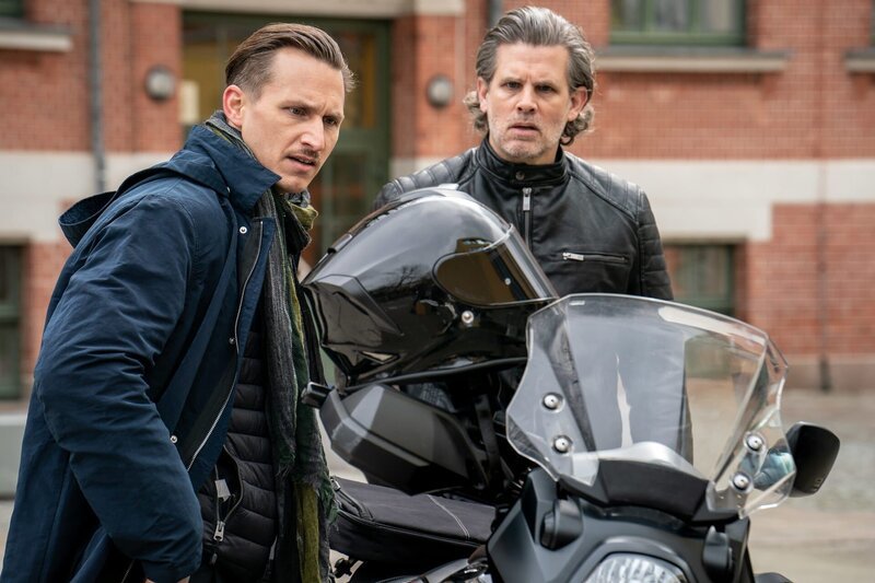 Da der Attentäter auf einem Motorrad unerkannt entkommen konnte, schaut sich Moritz Brenner (Johannes Hendrik Langer, l.) die Maschine des Lehrers Dr. Andreas Willhoff (Steffen Groth, r.) ganz genau an. – Bild: ZDF