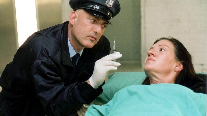 Walter (Katy Karrenbauer, re.) wird im Bunker von Brock (Leon Boden) gequält. – Bild: TVNOW /​ Richard Hübner