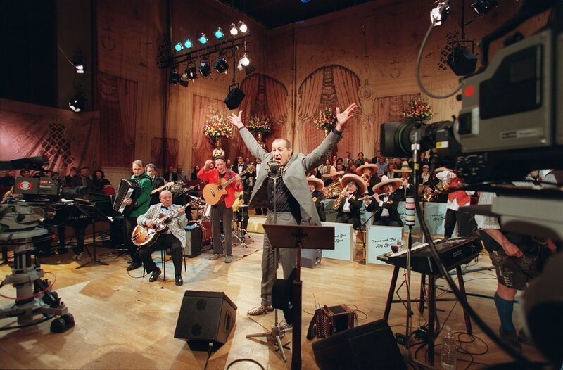 Willi Resetarits – Dr. Kurt Ostbahn und die „Trost und Rat“-Big Band. – Bild: ORF/Johannes Cizek Willi Resetarits – Dr. Kurt Ostbahn und die „Trost und Rat“-Big Band. – Bild: ORF/Johannes Cizek