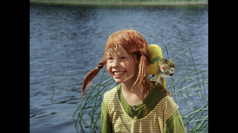 Der kleine Affe Herr Nilsson scheint heilfroh, dass seine Pippi (Inger Nilsson) ihn wohlbehalten aus dem Wasser gerettet hat. – Bild: ZDF