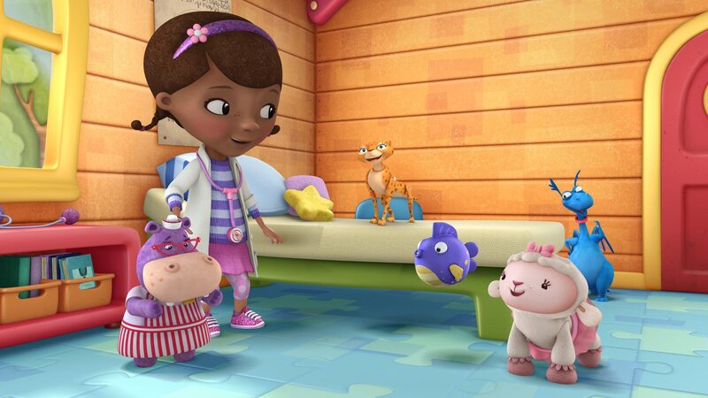 DOC MCSTUFFINS – „No Sweetah Cheetah“ – The toys mistakenly think that Donny’s new cheetah action figure is sick because she is covered in spots.  Molly Shannon („Saturday Night Live“) guest stars as Rita the cheetah in this episode of „Doc McStuffins“ which airs Friday, January 10 (10:00 a.m., ET/​PT) on Disney Channel. (DISNEY JUNIOR) HALLIE, DOC, RITA THE CHEETAH, SQUEAKERS, LAMBIE, STUFFY – Bild: Disney Enterprises, Inc.
