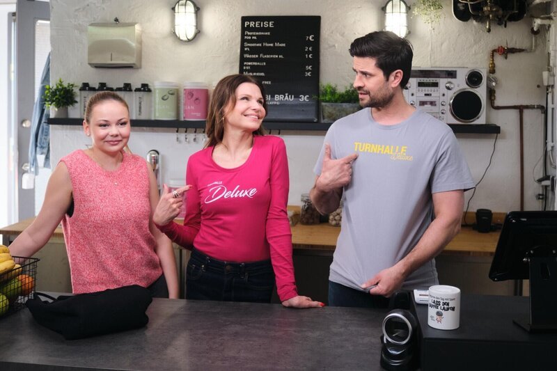 Britta (Tabea Heynig, M.) fängt sich mit ihrer Neuerungsidee eine chefmäßige Absage von Paco (Milos Vukovic) ein. Links Ronja (Theresa Traser) – Bild: RTL /​ Stefan Behrens