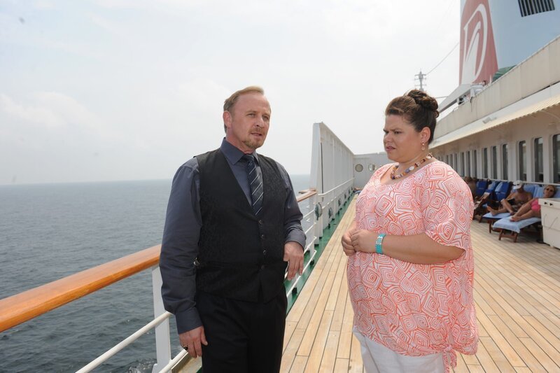 Stefan Arndt (Alexander Held) gibt Katharina (Nadine Wrietz) deutlich zu verstehen, dass er sie nach Ende ihrer Probezeit nicht weiter beschäftigen wird. – Bild: Honorarfrei – nur für diese Sendung bei Nennung ZDF und Dirk Bartling.