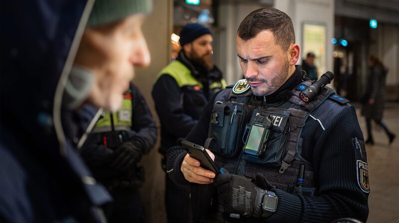 Polizeimeister Demir Zymeri überprüft Personalien. – Bild: NDR/​Kamera Zwei/​Noah Siegert