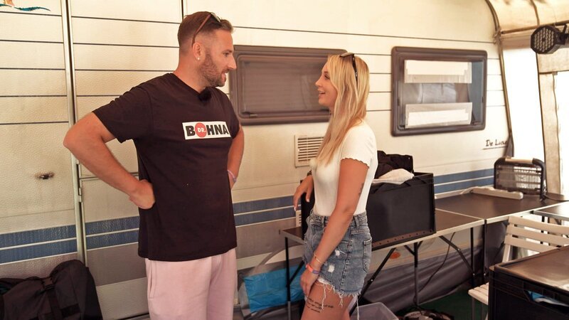 Sänger Sascha fährt mit seiner Freundin auf den Campingplatz Marina di Venezia. Dort machen sie nicht nur Urlaub, sondern auch einen Videodreh zu Saschas neuer Single. – Bild: RTLZWEI, Story House Productions