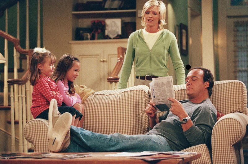 Jim (Jim Belushi, r.) und Cheryl (Courtney Thorne-Smith, 2.v.r.) überlegen sich, ob ihre vielen aufgestellten Regeln das Familienleben mit ihren Kindern Ruby (Taylor Atelian, 2.v.l.) und Gracie (Billi Bruno, l.) negativ beeinträchtigen … – Bild: port.hu
