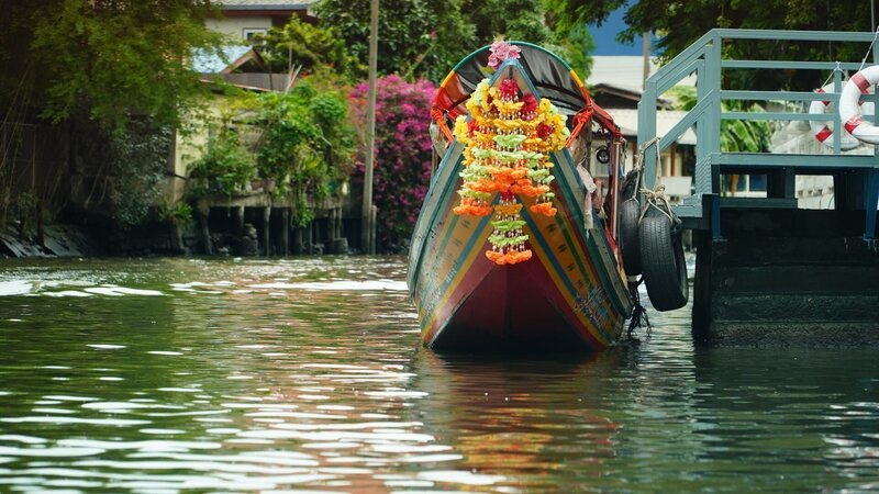 Bangkok ist traditionell die Stadt der „Klongs“, also Kanäle. Doch viele historischen Wasserwege sind zubetoniert oder mit Straßen überbaut – Landschaftsarchitektin Kotch will die alten Flussarme wieder zum Leben erwecken, um dem Wasser wieder den nötigen Platz zu geben. – Bild: ZDF