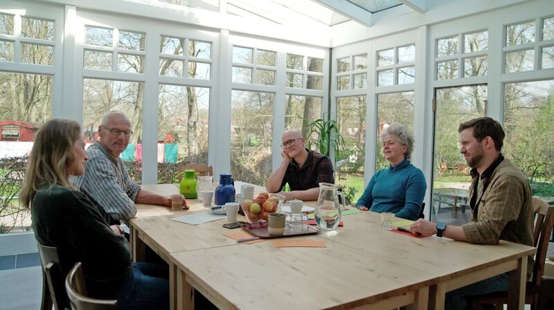 Beratungsrunde auf Gut Wulfsdorf zur Hofübernahme. – Bild: NDR/​Martin Horning