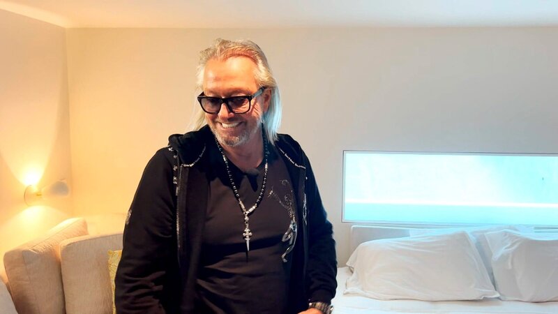 Die Geissens besuchen die Hamptons – das Sylt oder Saint-Tropez der Amerikaner. Aber erstmal müssen sie zu ihrem Ziel mit ihrem Jeep kommen, der Weg ist recht beschwerlich. – Bild: RTLZWEI