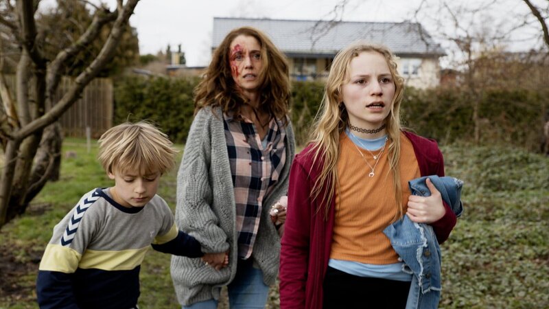 Cry Wolf Staffel 1 Folge 8 Auf der Flucht: Noah Storm Otto als Theo, Christine Albeck Børge als Dea, Flora Ofelia Hofmann Lindahl als Holly – Bild: SRF/​DR/​Arte/​Michella Bredahl