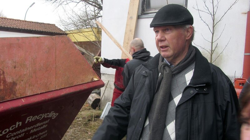 Emil (Foto) und seine Familie leben auf einem Recyclinghof, den Hausherr Emil (64) mit Leib und Seele betreibt. Neben seinem Hof hat Emil nun ein heruntergekommenes Haus angemietet um diverse Trödelmassen, die sich in den letzten 30 Jahren angesammelt haben, zu horten. Das zweistöckige Haus platzt aus allen Nähten und ist kaum noch zu betreten … – Bild: RTL II