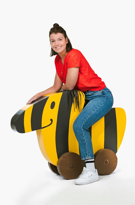 Moderatorin Laura Knöll freut sich auf eine neue Folge Tigerenten Club, dem Club zum Mitmachen mit Spielen, Spaß und spannendem Wissen. – Bild: SWR/​Christian Koch