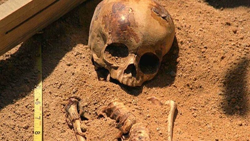 Auf einer Baustelle wird das Skelett eines etwa drei Wochen alten Babys gefunden. – Bild: TVNOW /​ NBC Universal