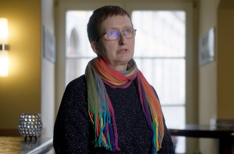 Birgit Kieschnick wehrt sich in Bautzen gegen rechtsradikale und rechtsextreme Gruppen. – Bild: Ventana Film