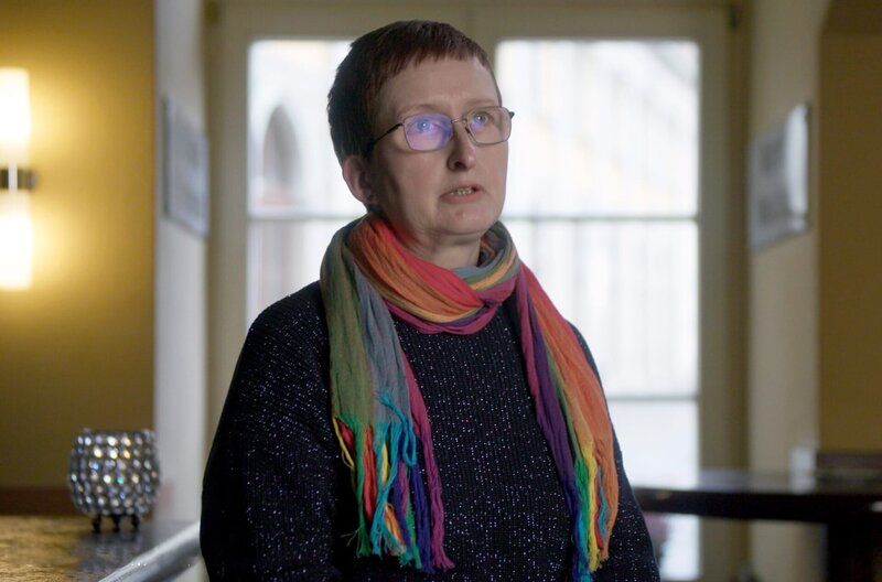 Birgit Kieschnick wehrt sich in Bautzen gegen rechtsradikale und rechtsextreme Gruppen. – Bild: Ventana Film