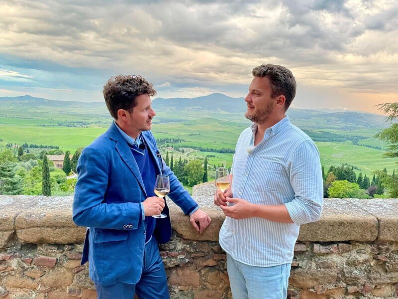 Bauernreporter Ralf Herrmann (r.) und Martin +++ Die Verwendung des sendungsbezogenen Materials ist nur mit dem Hinweis und Verlinkung auf RTL+ gestattet. +++ – Bild: RTL