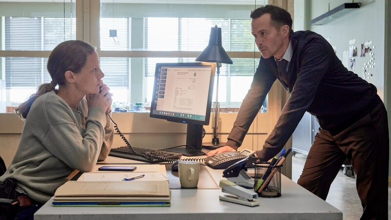 Ann Kathrin Klaasen (Picco von Groote) und Rupert (Barnaby Metschurat) haben eine neue Spur: Haben sie es in dem Fall etwa mit einem alten Bekannten zu tun? – Bild: ZDF