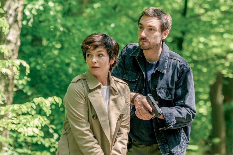 Der Spur eines Peilsenders folgend, stoßen die Ermittler Ben Halberg (Daniel Gawlowski) und Johanna „Joe“ Haizinger (Katharina Stemberger) auf ein abgelegenes Haus. Bis jetzt können sie nur erahnen, dass hier ein Mensch gegen seinen Willen gehalten wird. Kommen sie rechtzeitig? – Bild: ZDF