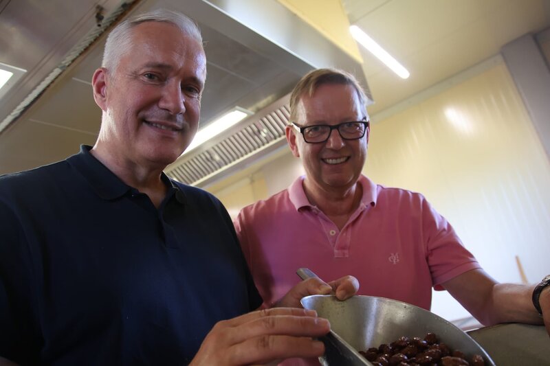 Herstellung von Gebrannten Mandeln: Alexander Herrmann (links) in einer Süßwaren-Fabrik in Inning am Ammersee mit Stefan Vogler. – Bild: Frank Johne /​ BR