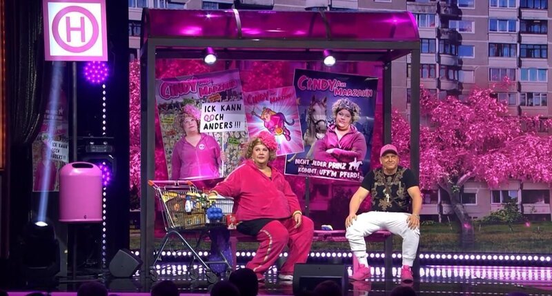 Cindy aus Marzahn und Dennis aus Hürth +++ Die Verwendung des sendungsbezogenen Materials ist nur mit dem Hinweis und Verlinkung auf RTL+ gestattet. +++ – Bild: RTL /​ MoveMe /​ Cindy aus Marzahn – 20 Jahre Pink