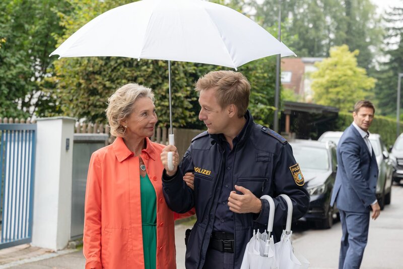 Polizeihauptmeister Mohr (Max Müller, M.) begleitet die Augenzeugin Beatrice Böttcher (Wookie Mayer, l.) aufs Präsidium, während Kommissar Hansen (Igor Jeftić, r.) am Tatort bleibt. – Bild: ZDF