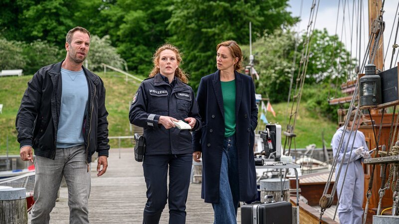 Ein Schipper hat auf dem Nachbarboot eine Leiche entdeckt. Die Hauptkommissare Lars Pöhlmann (Dominic Boeer, l.) und Karoline Joost (Nike Fuhrmann, 2.v.r.) erhalten von Polizeihauptmeisterin Paula Moorkamp (Stella Hinrichs, M.) erste Informationen: Der Tote war ein Weltenbummler und nicht in Deutschland gemeldet. – Bild: ZDF